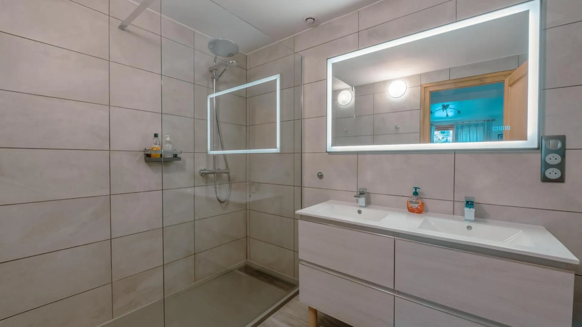 Chalet Muguet Gauche With Hot Tub Sleeps 10 Central Morzine Franciaország