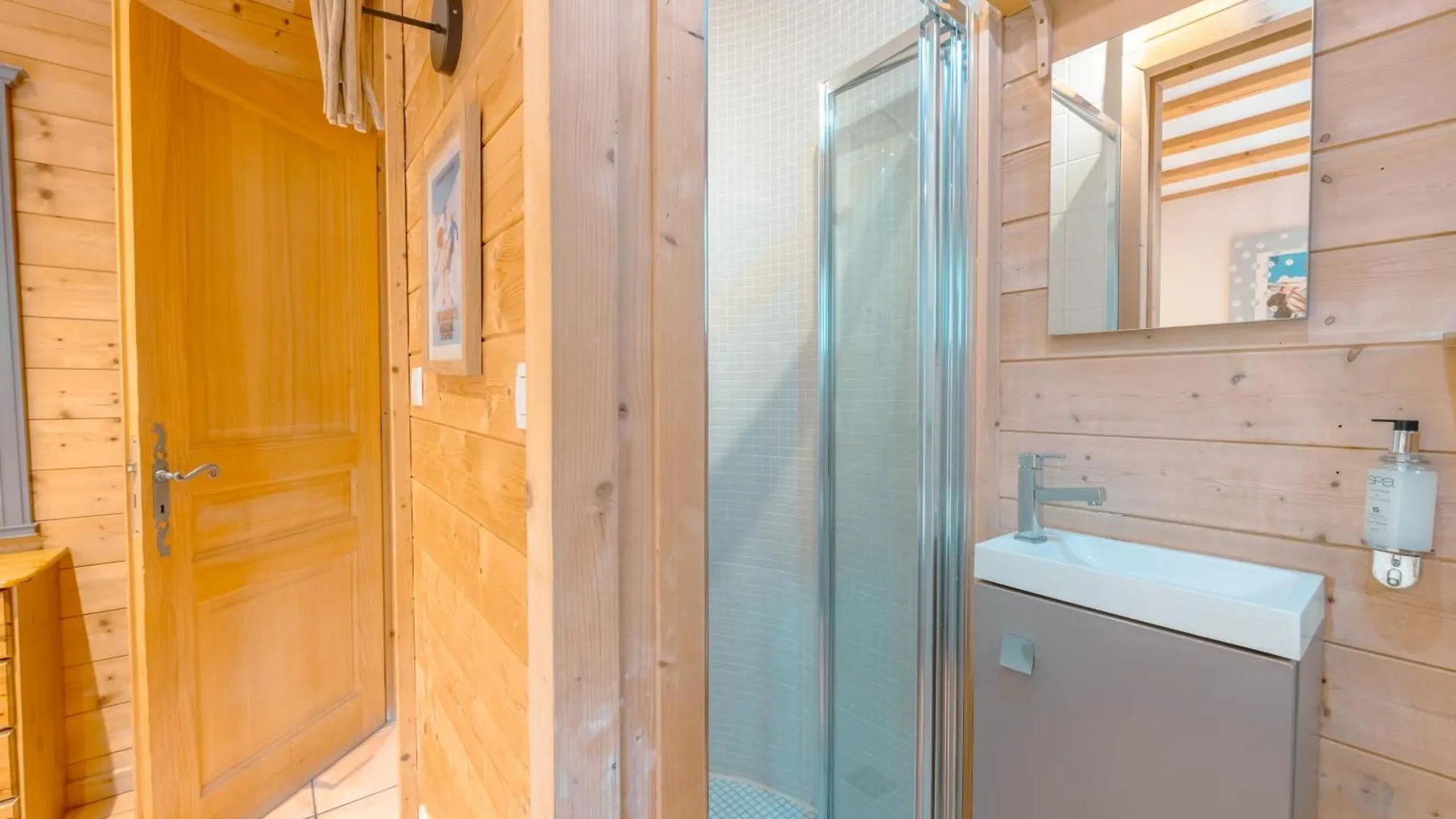 Chalet Muguet Gauche With Hot Tub Sleeps 10 Central Morzine Franciaország