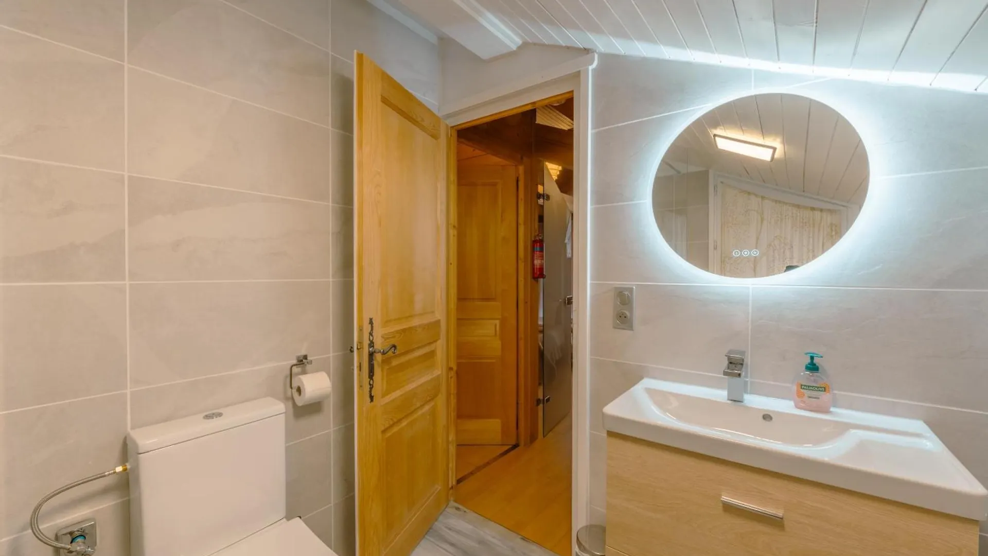 Chalet Muguet Gauche With Hot Tub Sleeps 10 Central Morzine Franciaország